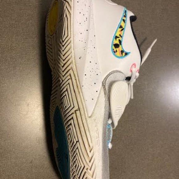 Men's Size 7 White Kyrie Flytrap Niki Zoom Basketball Shoes - Picture 2 of 5